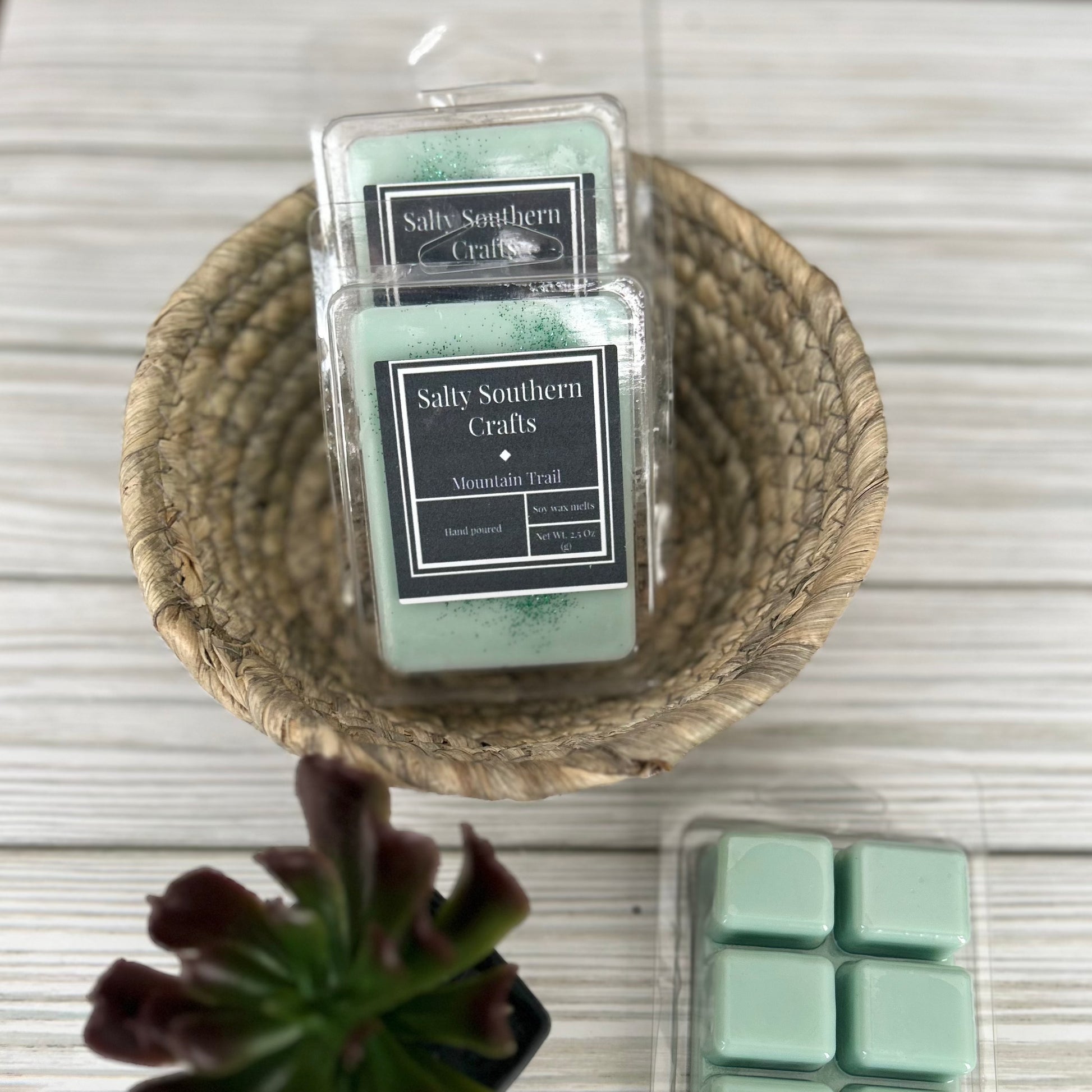 Soy wax melt scented with mountain trail